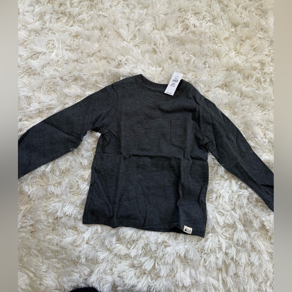 NWT boys Gap long sleeved t-shirt.